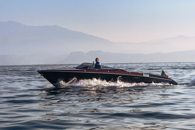 Private Tour mit Bootsführer ab Lazise: Garda-Insel und Gardone Riviera